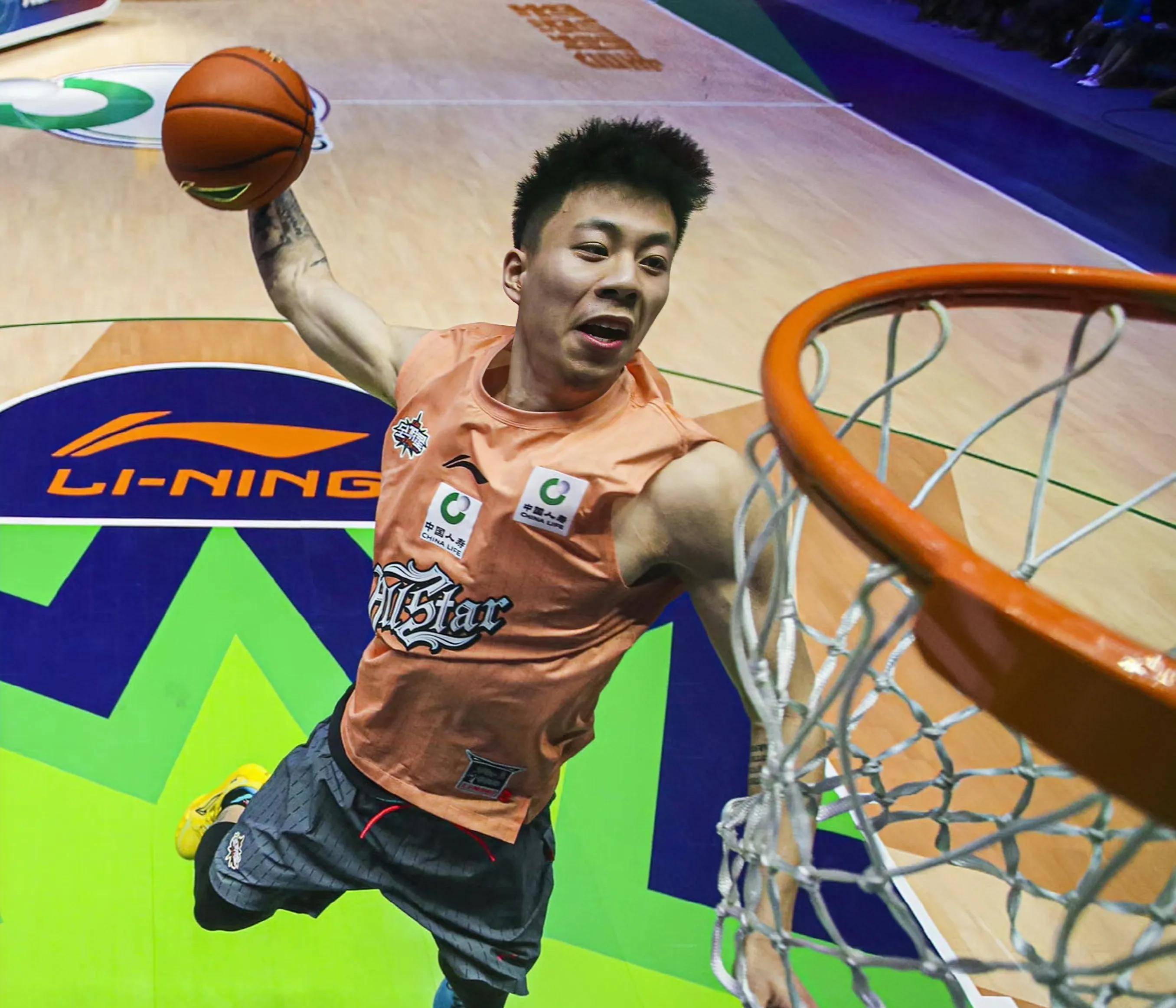 熊猫体育app-篮球明星参加公益晚宴,传递正能量