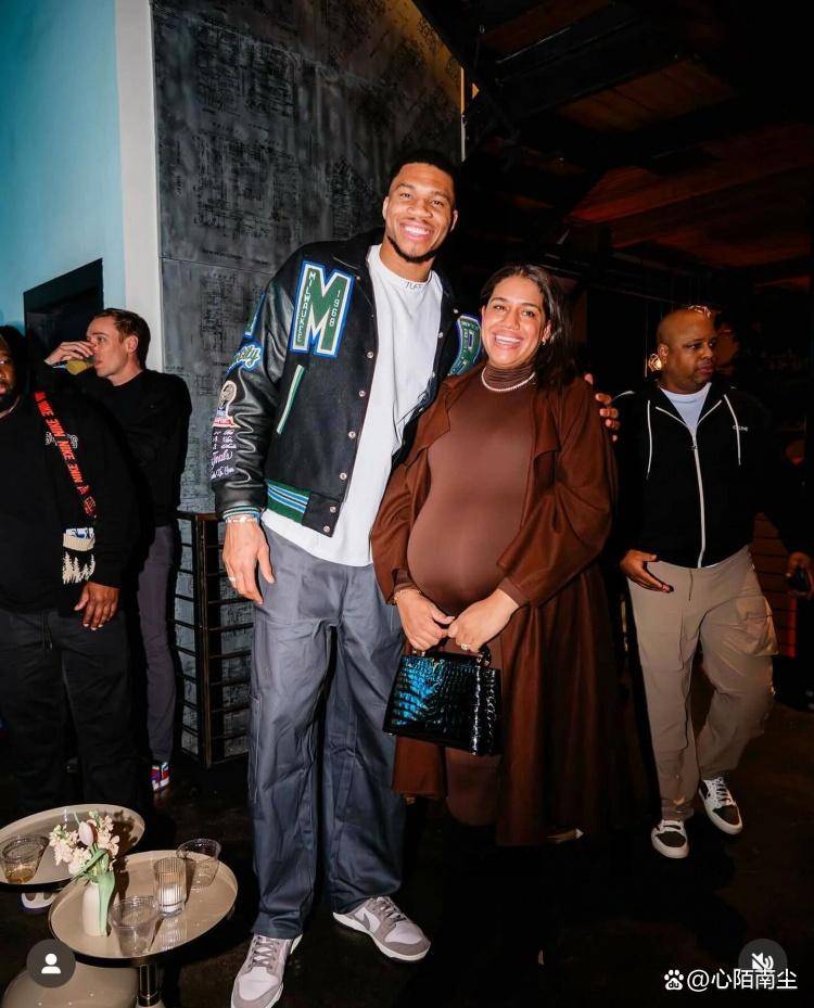 熊猫体育app-NBA球星在社交媒体上秀恩爱,引发热议