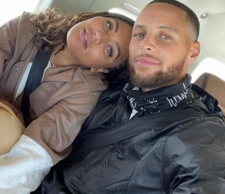 NBA球星在社交媒体上秀恩爱,引发热议 NBA球星在社交媒体上秀恩爱,引发热议