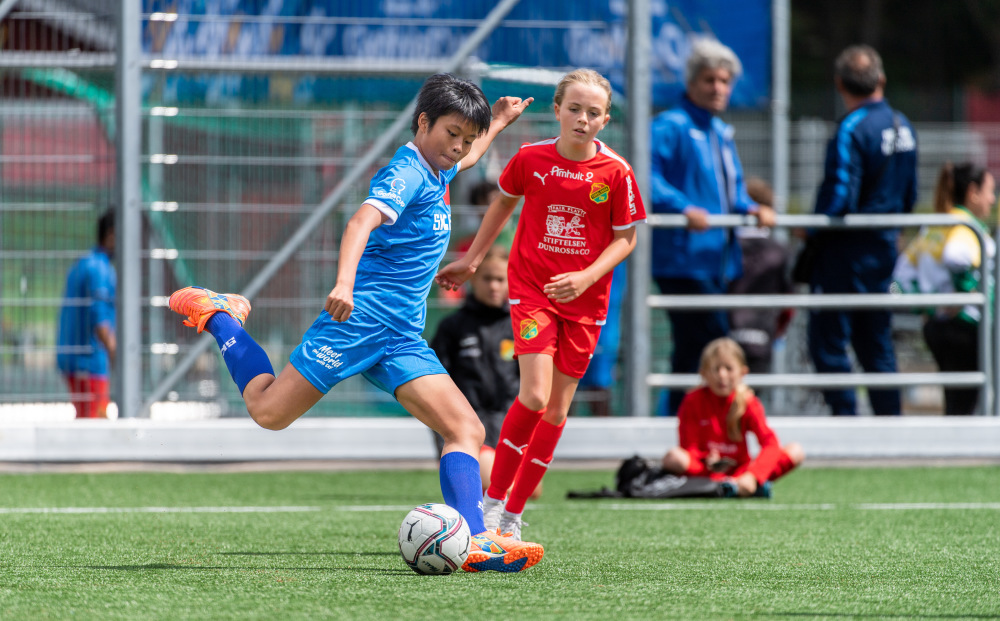 女足球员在比赛中展现出色技艺 女足球员在比赛中展现出色技艺