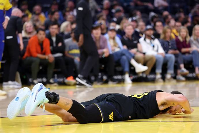 球员意外受伤,引发球队担忧 球员意外受伤,引发球队担忧