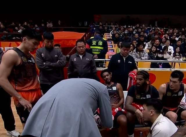 熊猫直播-体育赛事现场座无虚席,球员表现优异