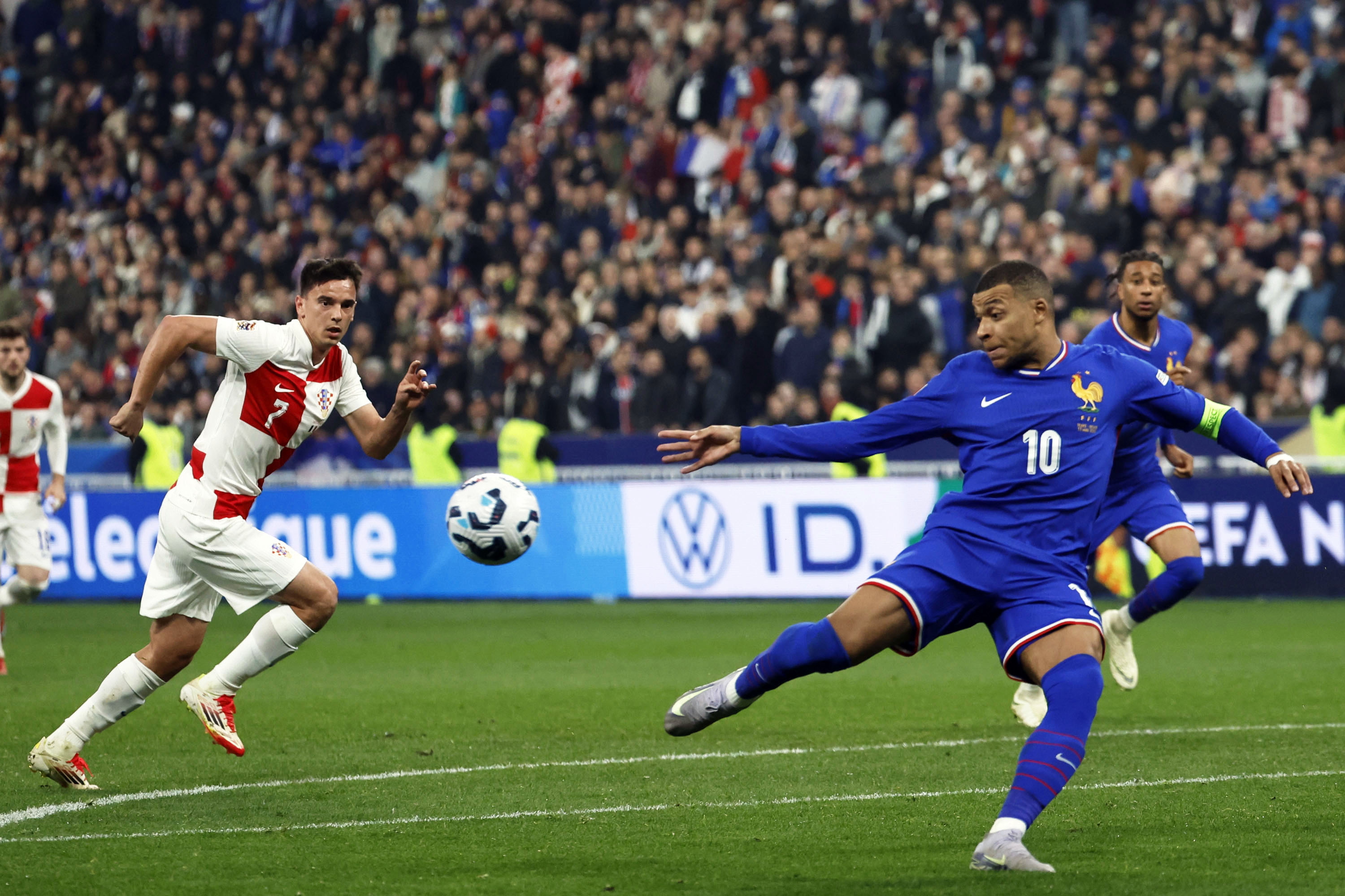 包含欧国联精彩瞬间震撼全场观众的词条 包含欧国联精彩瞬间震撼全场观众的词条