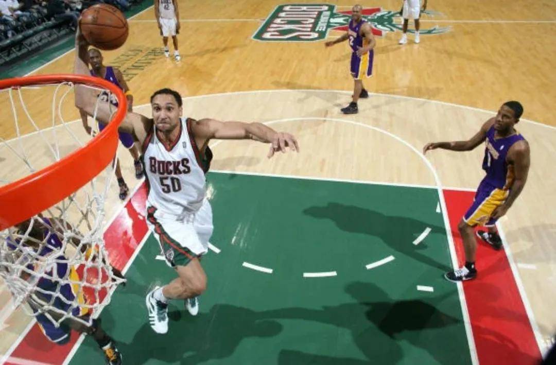 雄鹿队在内部训练中勤奋进步的简单介绍 雄鹿队在内部训练中勤奋进步的简单介绍