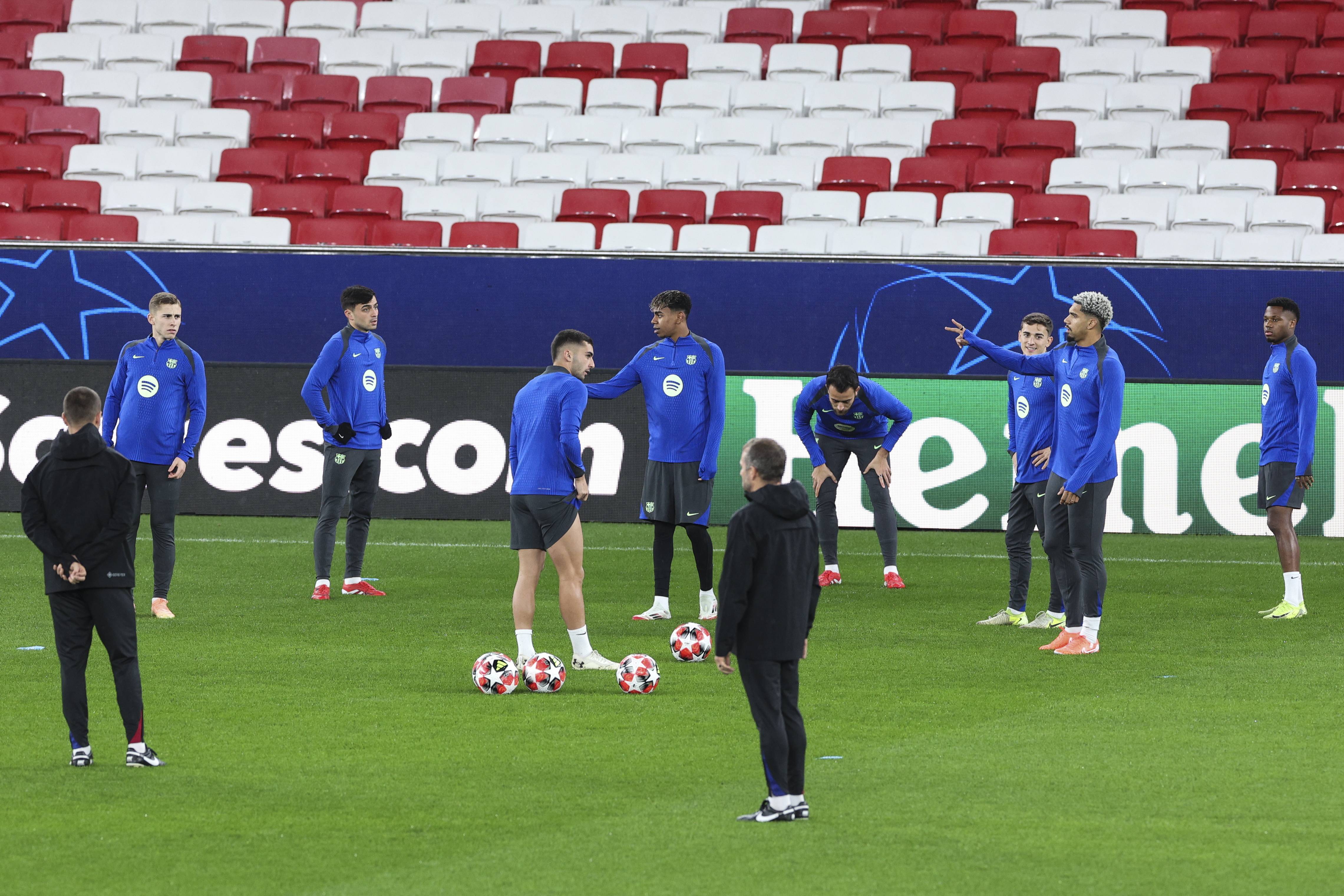 熊猫直播官网-足球联赛争夺激烈:球队士气高涨备战状态良好