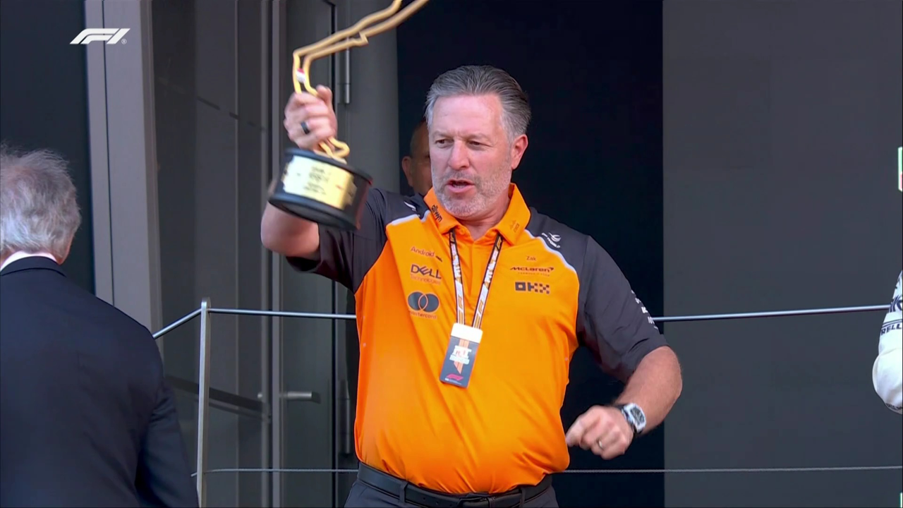 熊猫体育-美国游泳冠军再次登顶领奖台