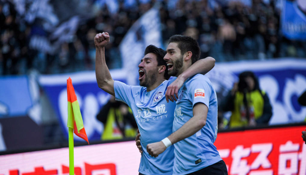 熊猫直播平台-包含重庆斯威主场不敌大连一方,遭遇联赛颓势的词条