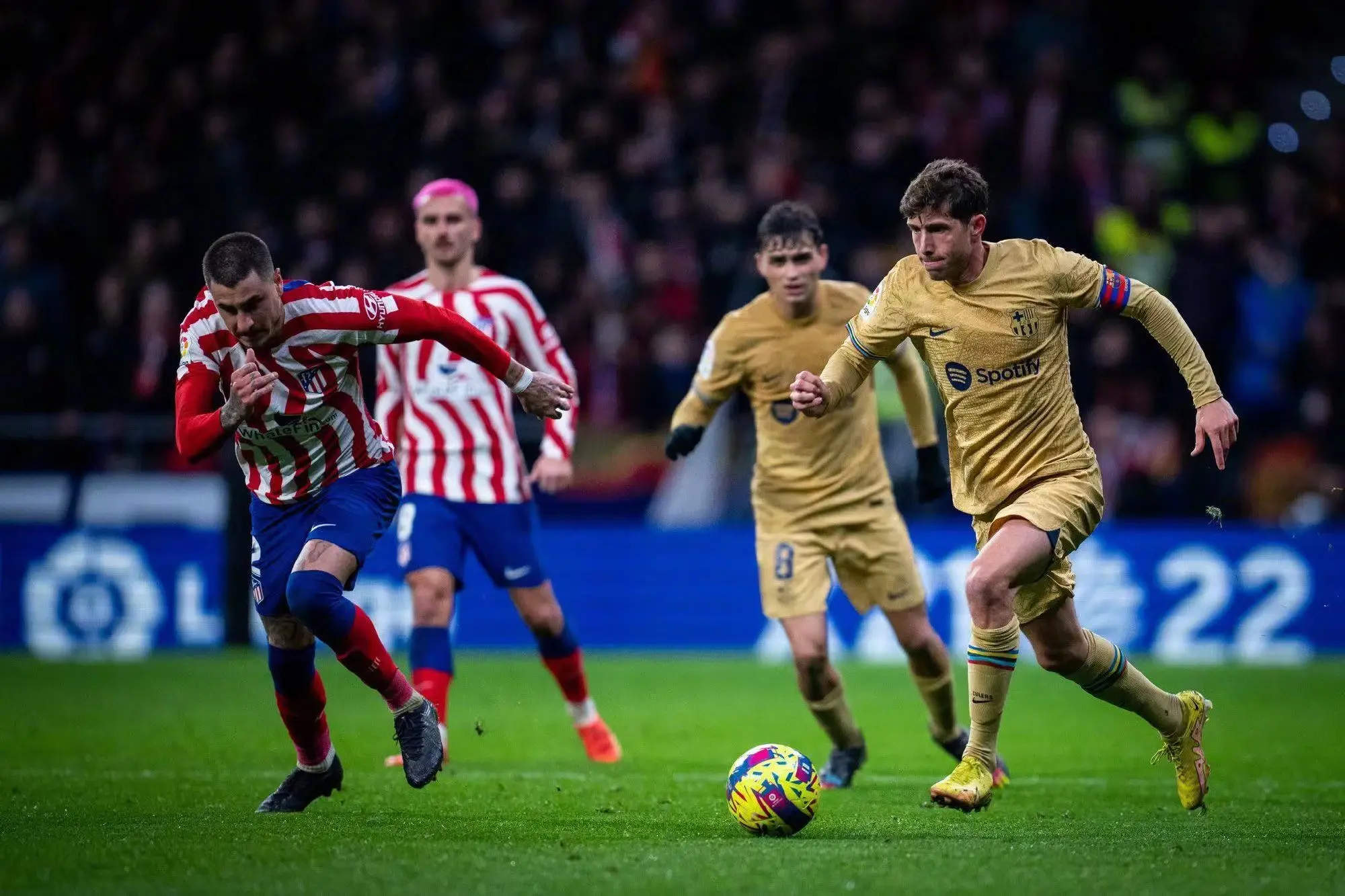 包含巴塞罗那双星联手破门领先积分榜的词条