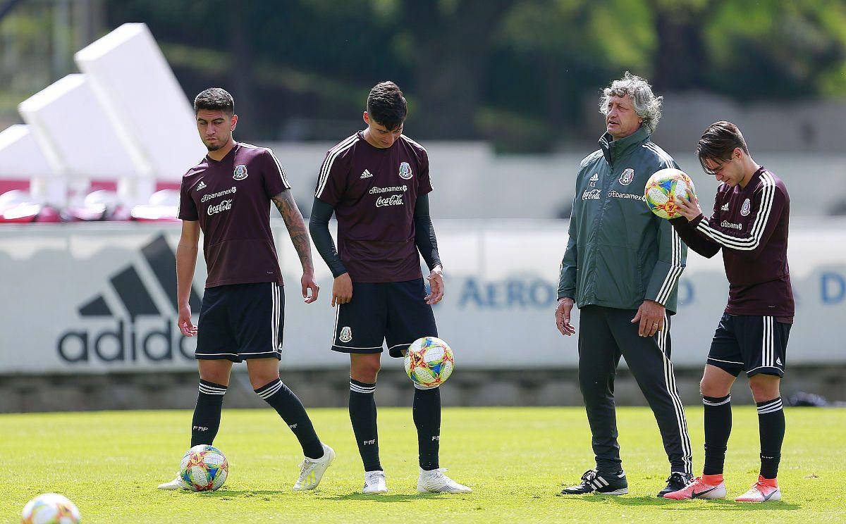 墨西哥球员在洲际锦标赛中战胜对手 墨西哥球员在洲际锦标赛中战胜对手