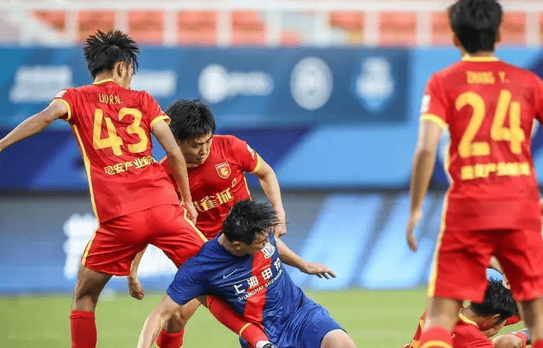 亚洲豪门对决，火爆的亚冠比赛引发热议