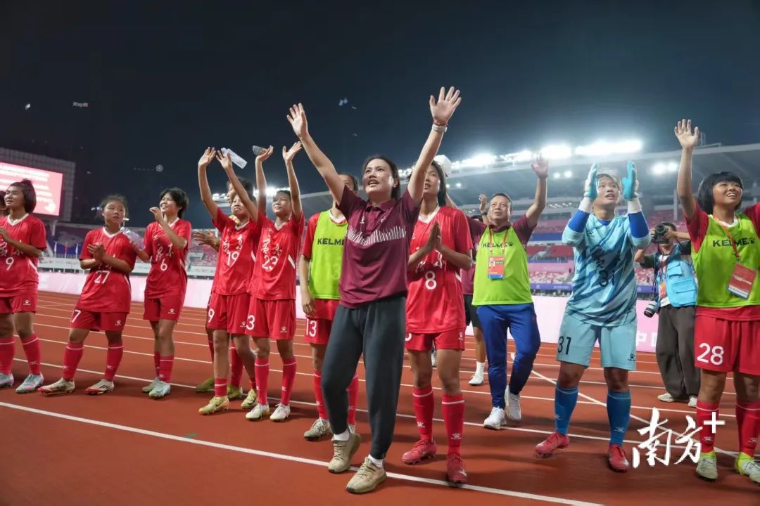 足球场上的花朵,国家一队取得胜利!的简单介绍 足球场上的花朵,国家一队取得胜利!的简单介绍