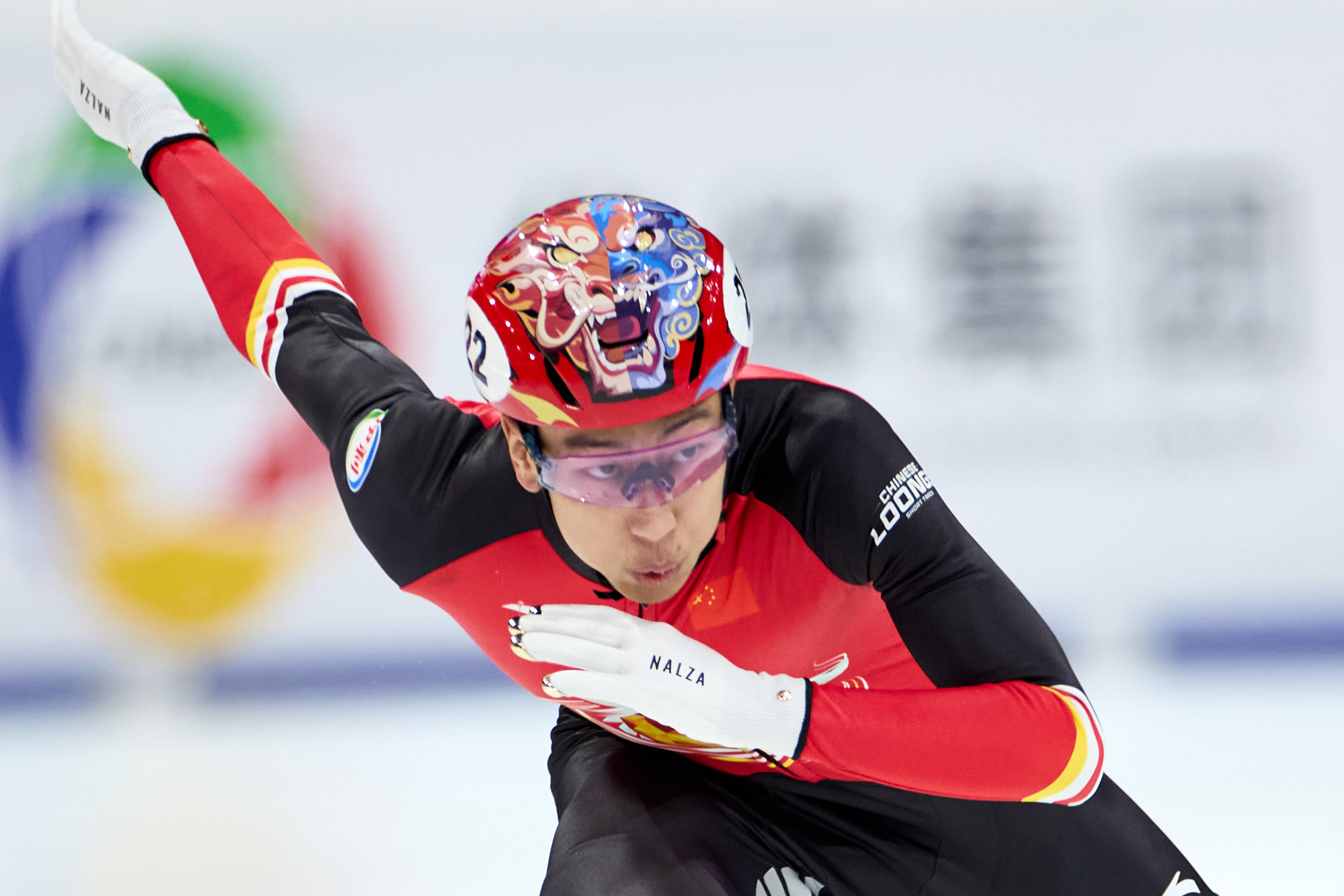 熊猫体育-短道速滑决赛惊心动魄,韩国选手摘金