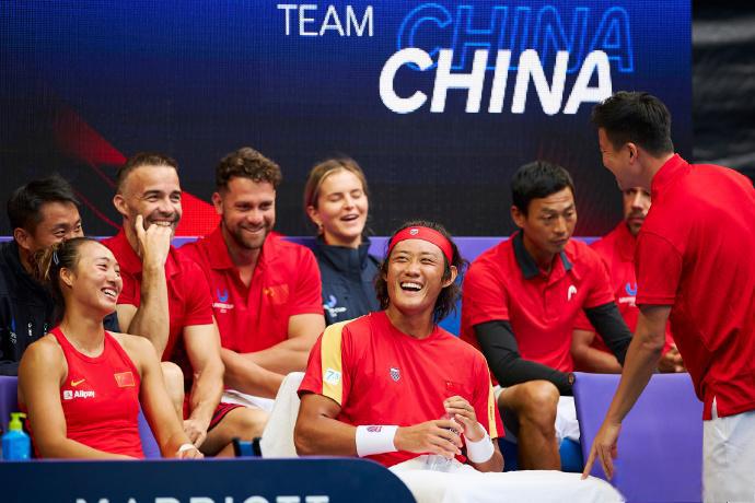 熊猫TV-捷克队在网球比赛中取得胜利