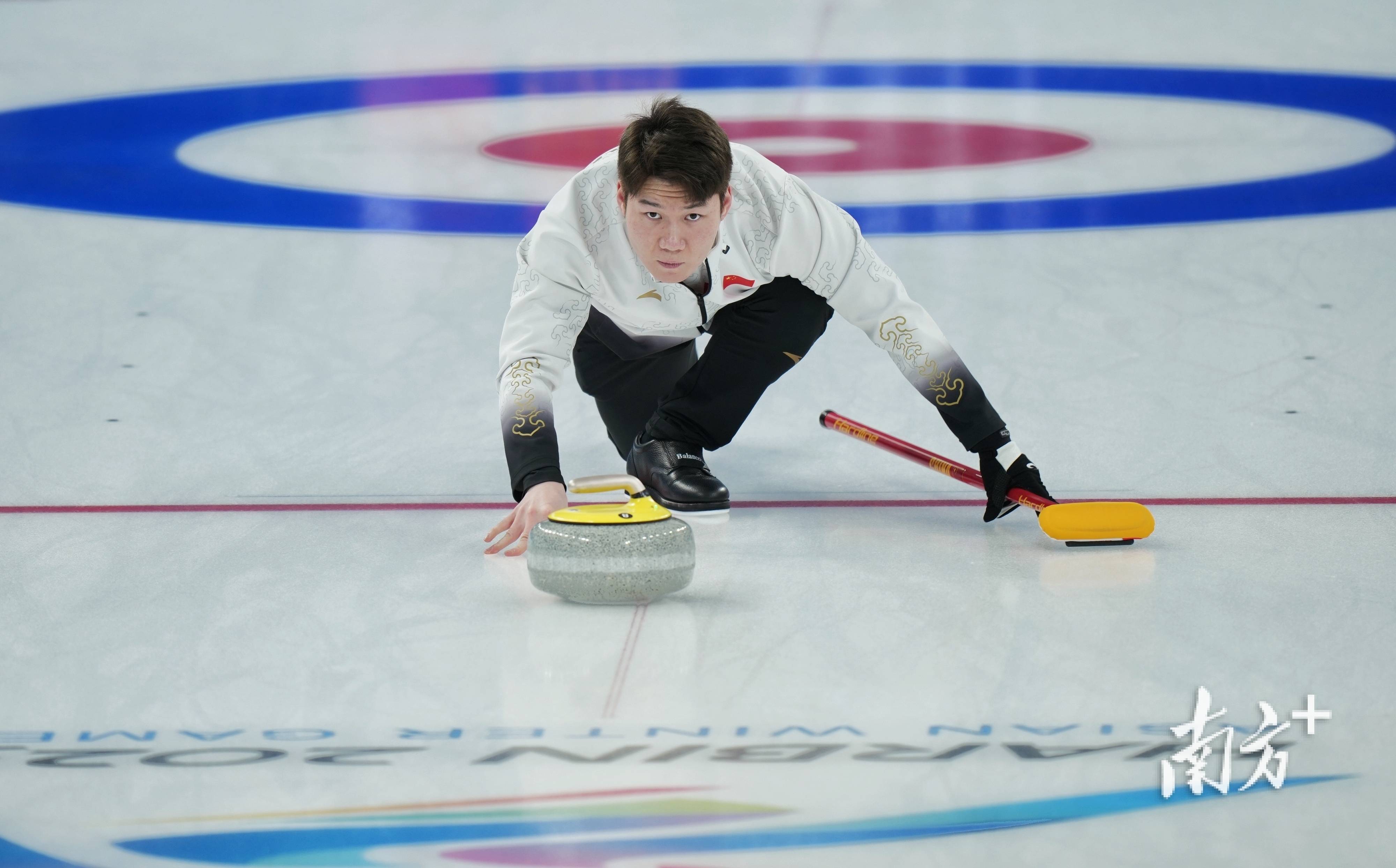 瑞士名将在冰壶比赛中晋级半决赛