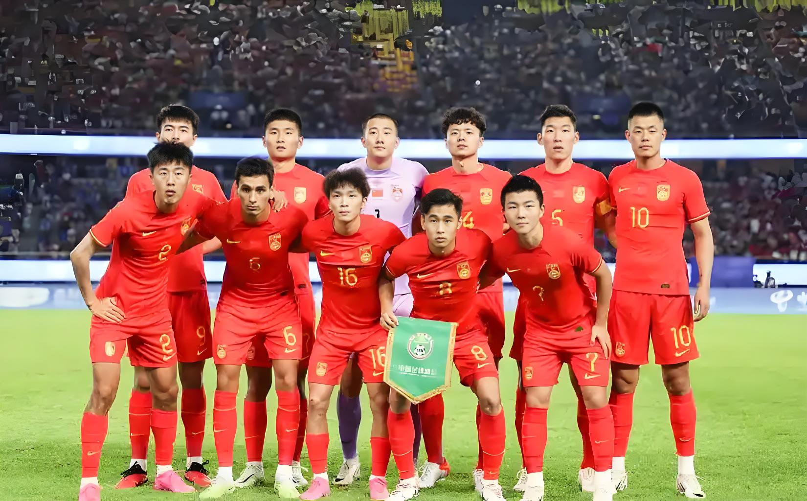 国内足球联赛竞争白热化,观众热情高涨 国内足球联赛竞争白热化,观众热情高涨