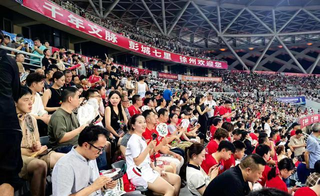 比赛气氛热烈,球迷热情支持 比赛气氛热烈,球迷热情支持