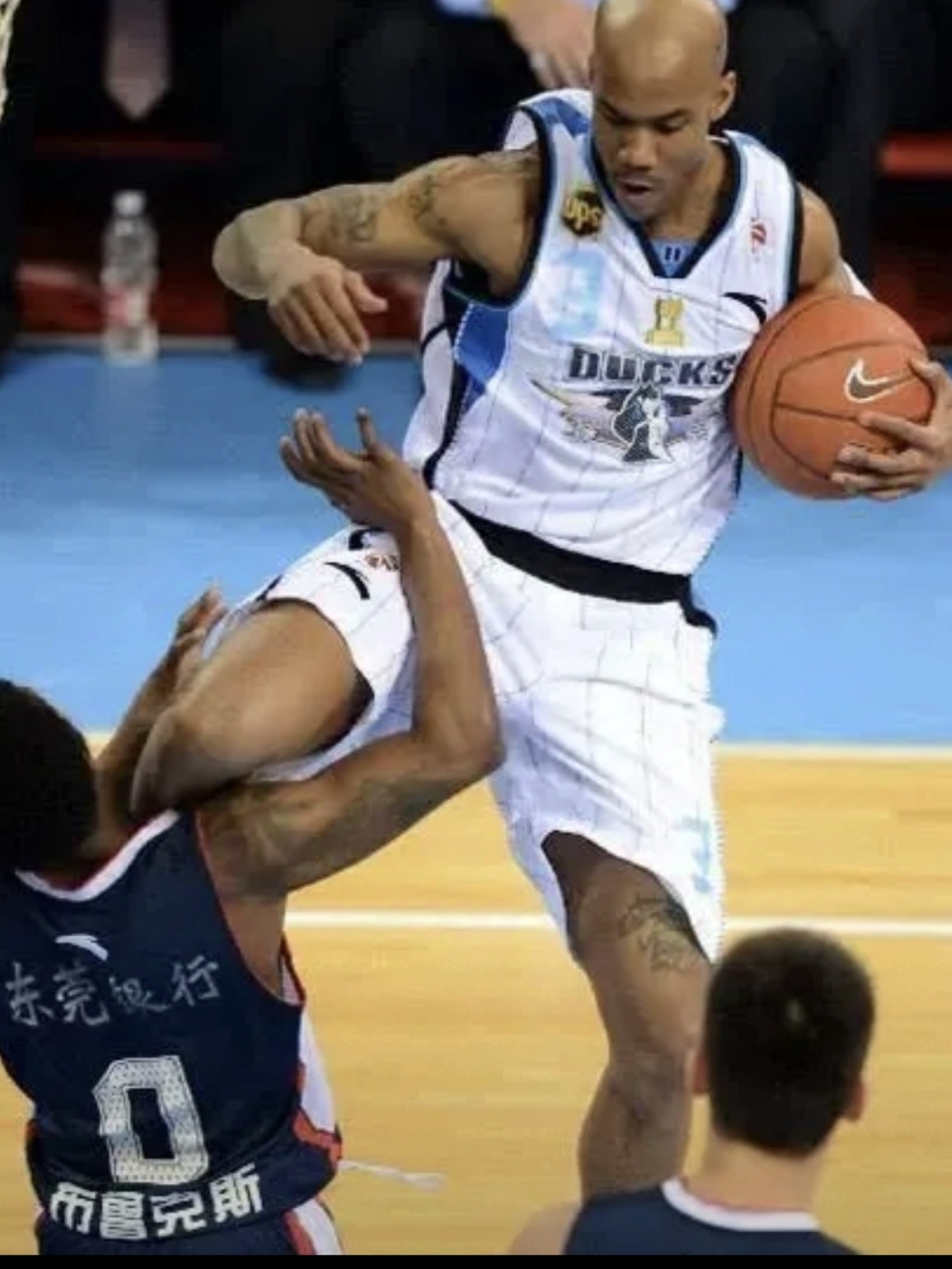 体育赛事直播-关于广东马布里受伤,末节绝杀晋级季后赛的信息