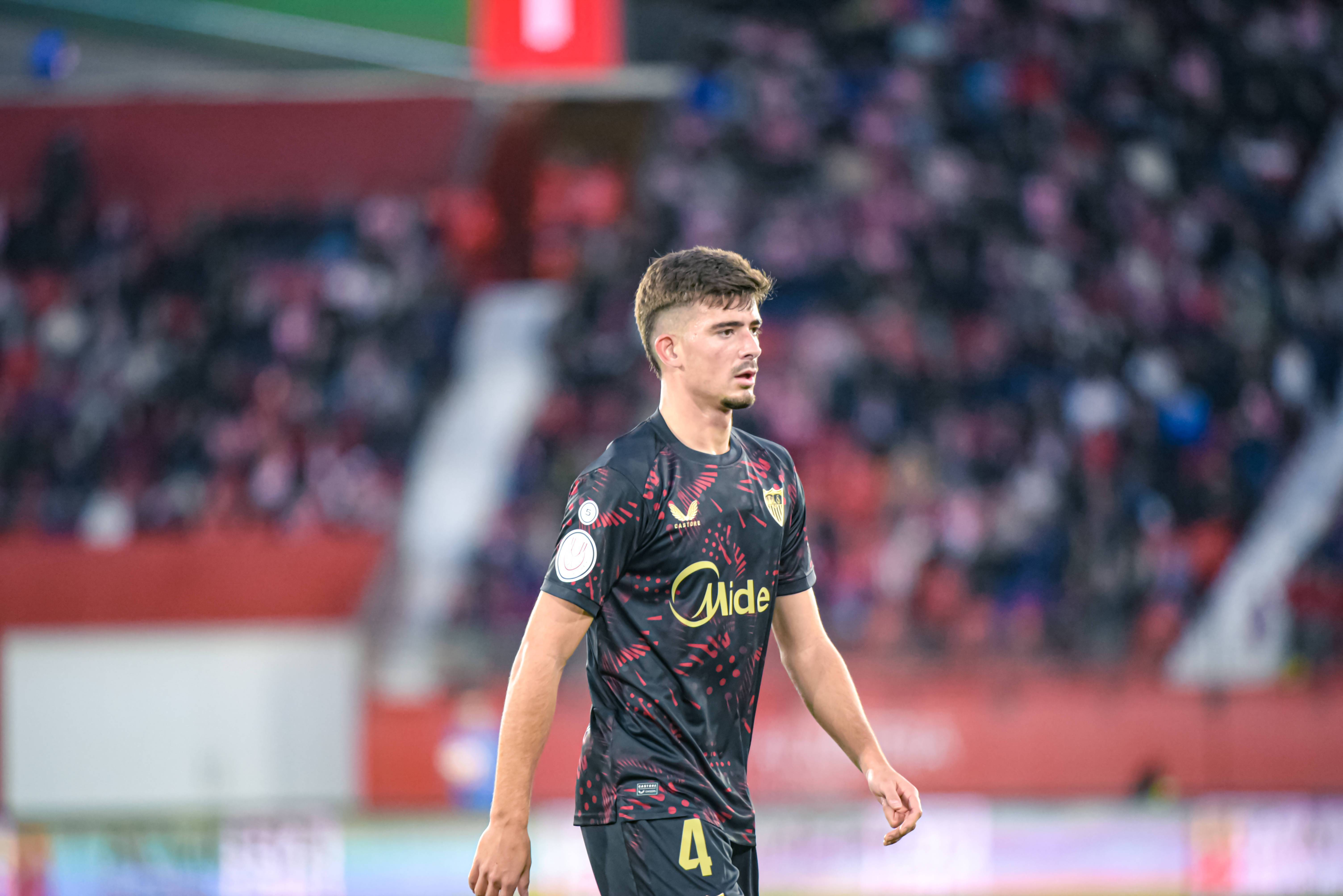 塞维利亚球员接受媒体采访,呼吁球队团结 塞维利亚球员接受媒体采访,呼吁球队团结