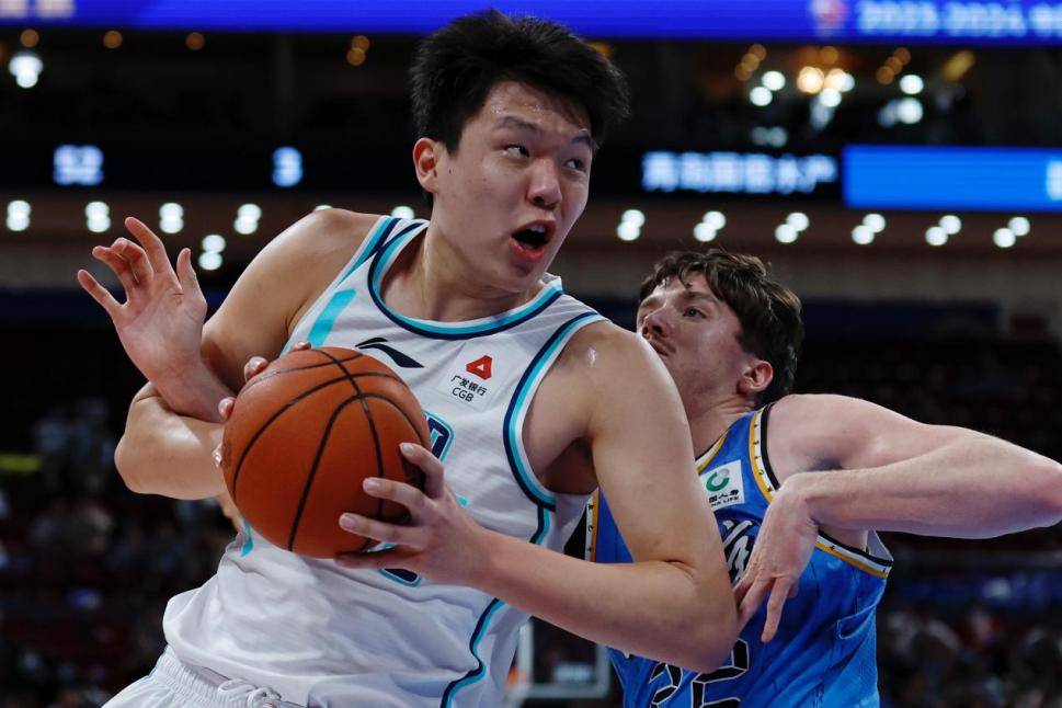 篮球赛事瞩目世界，球员实力超群