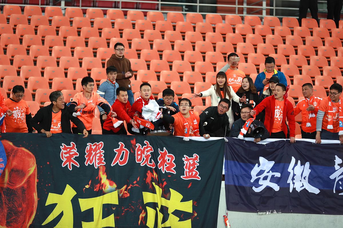 熊猫体育官方网站-精彩绝伦的比赛中,球员们奋勇拼搏,赢得尊重的简单介绍