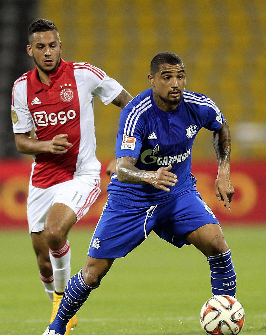 体育赛事直播-阿贾克斯主场大胜,锋线组合发挥出色