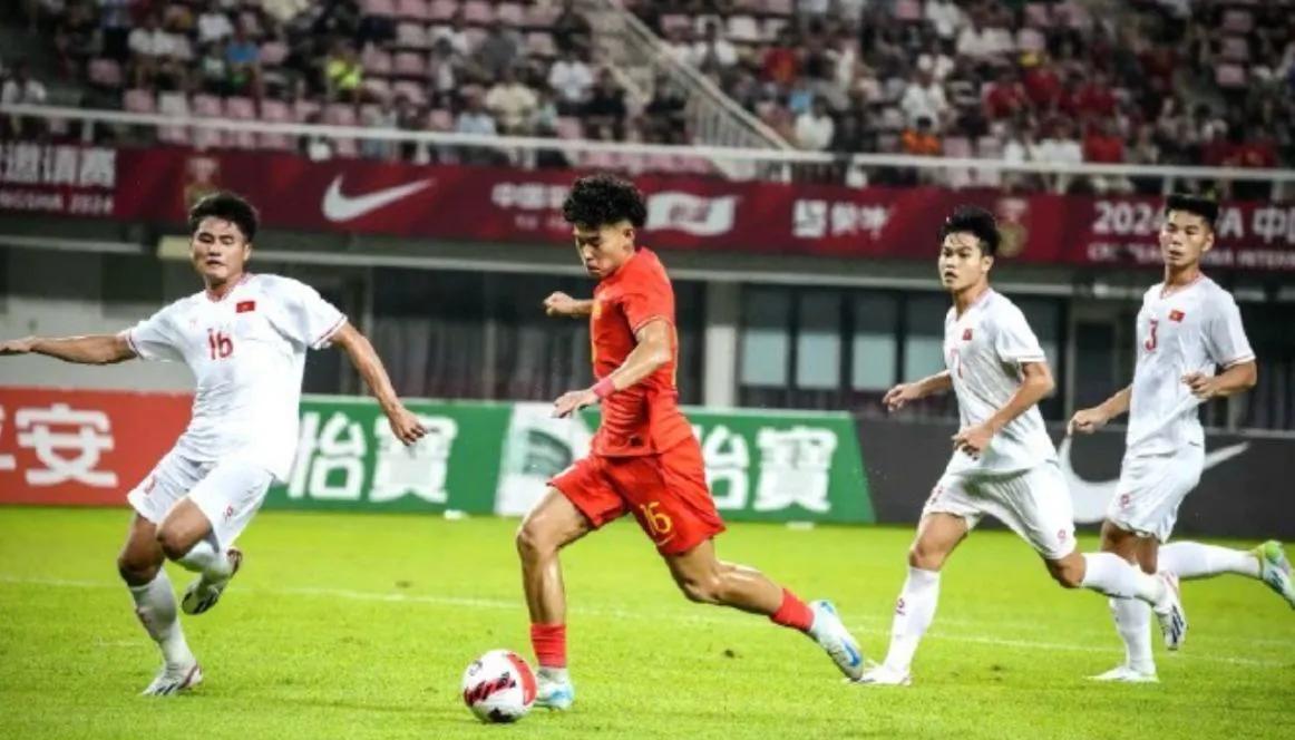 熊猫TV-精彩比赛中,主队战胜对手,球迷欢呼雀跃