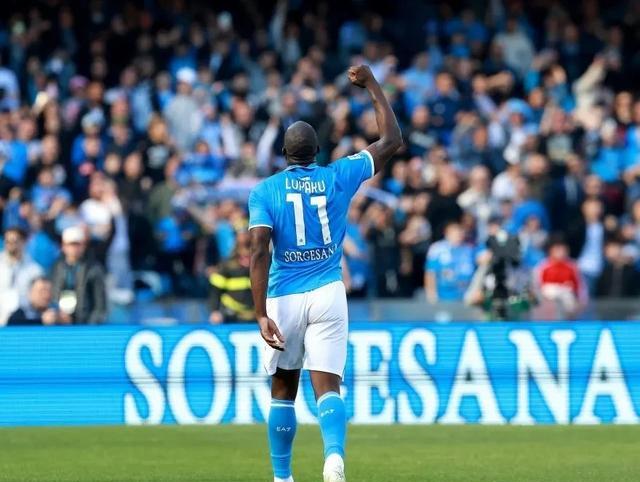 熊猫体育直播-那不勒斯球员受伤退场令球迷担忧