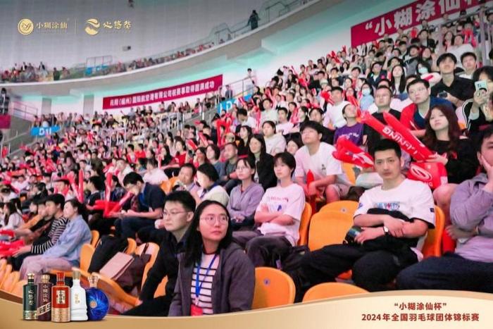 精彩纷呈的比赛,观众欢呼不已 精彩纷呈的比赛,观众欢呼不已