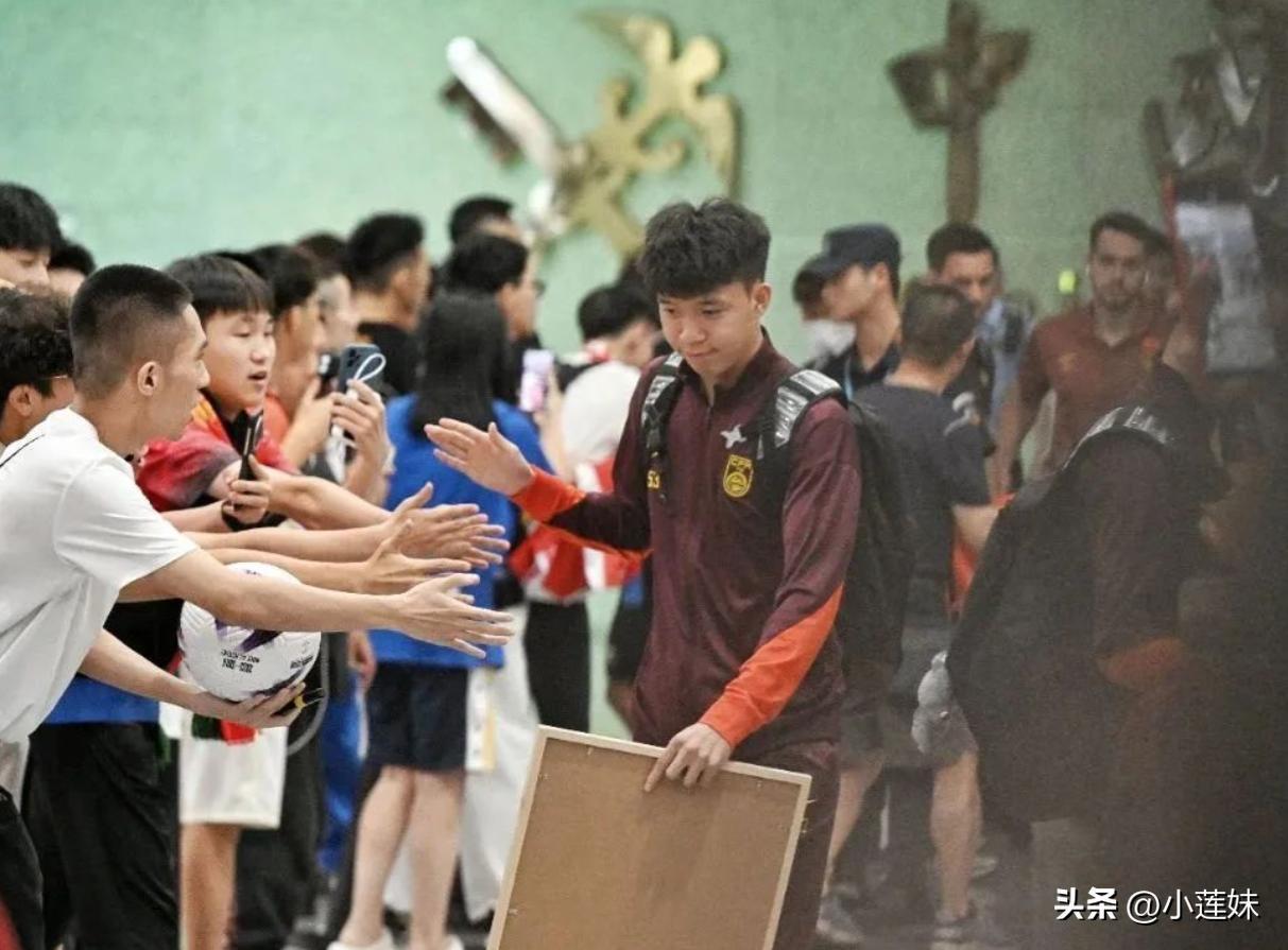 球员们奋起直追,决战比赛场,向荣誉进军! 球员们奋起直追,决战比赛场,向荣誉进军!