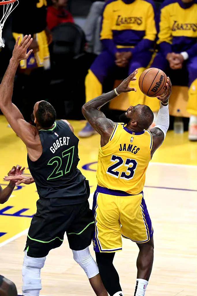 熊猫体育官方-詹姆斯和安东尼惨遭淘汰,湖人遭遇困境