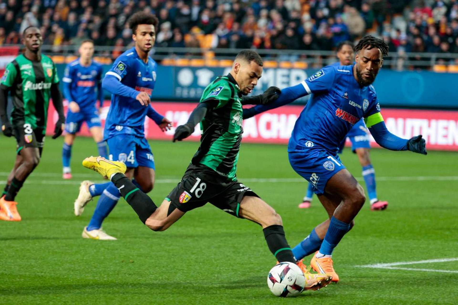 熊猫体育官方-水晶宫主场战平对手,英超比赛表现平稳