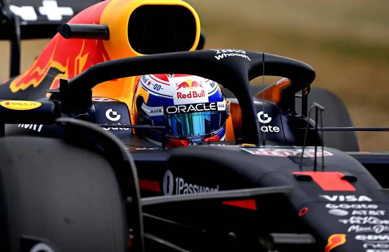 梅赛德斯完胜红牛车队，汉密尔顿关键制胜的简单介绍